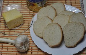 Гренки с чесноком из белого хлеба