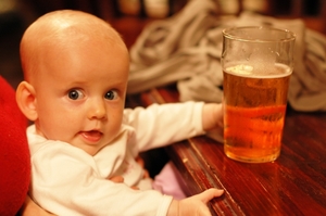 Принятие спиртного во время беременности может привести к проблемам со здоровьем детей