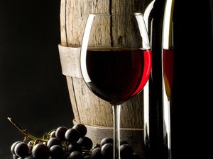 Красное вино и виноград 