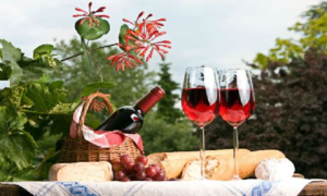 Розовое вино имеет легкий фруктовый оттенок