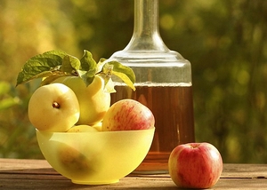 Яблоки в вазе и домашнее вино